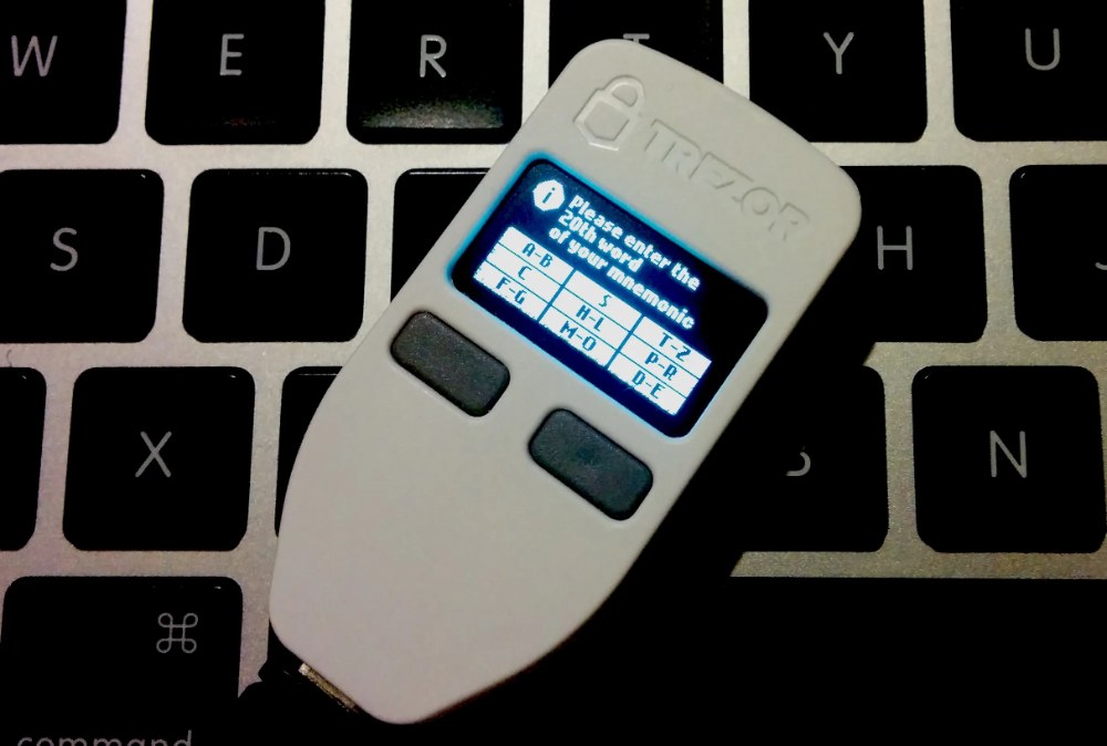 Trezor One — аппаратный криптовалютный кошелек